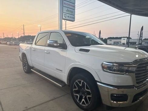 Used 2025 RAM 1500 Laramie AWD/4WD image 3