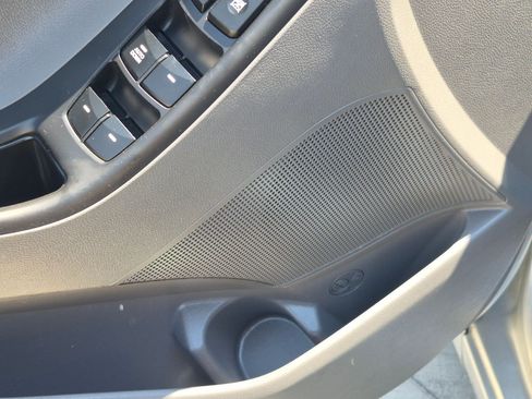 Used 2015 Hyundai Elantra SE FWD image 14
