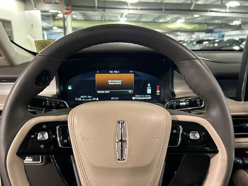 Used 2024 Lincoln Aviator AWD w/ Premium Package image 11