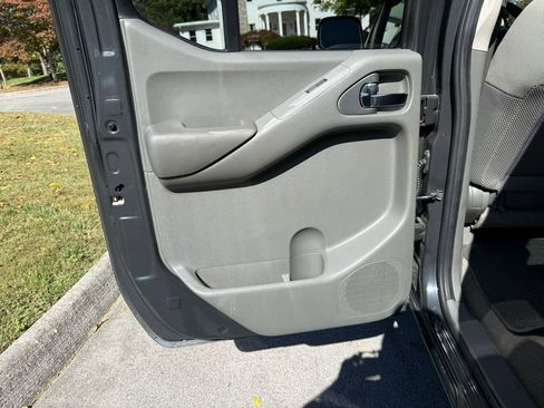 Used 2011 Nissan Frontier SV image 25