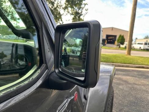 Used 2025 Jeep Gladiator Rubicon AWD/4WD image 12