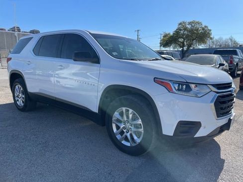 Used 2021 Chevrolet Traverse LS image 1