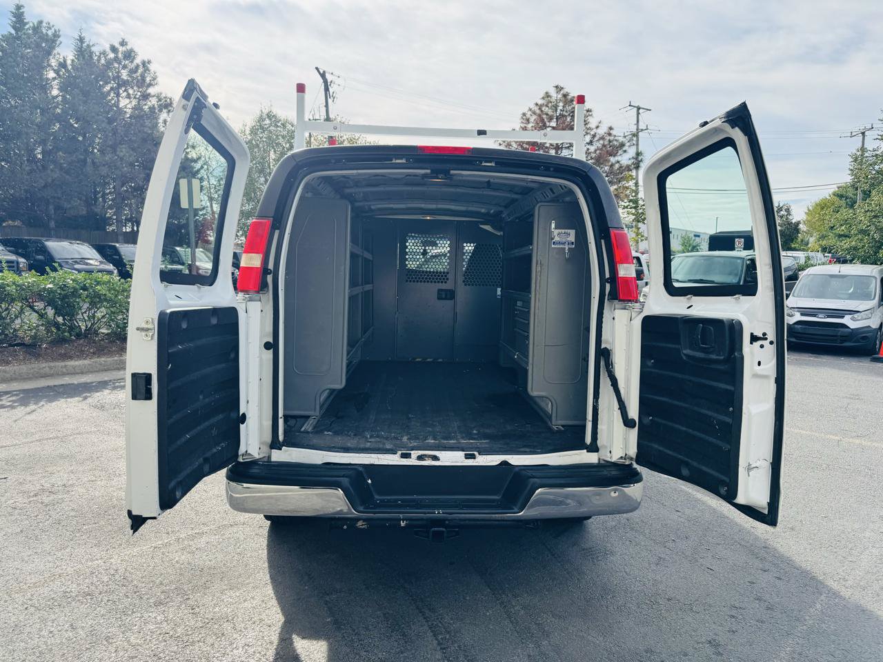 Used 2009 GMC Savana 2500 w/ Chrome Appearance Package RWD image 21