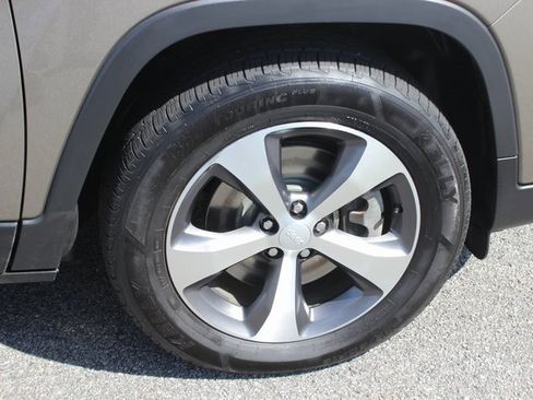 Used 2021 Jeep Cherokee Limited image 33