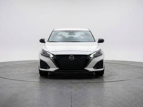 Used 2025 Nissan Altima 2.5 SV FWD image 2