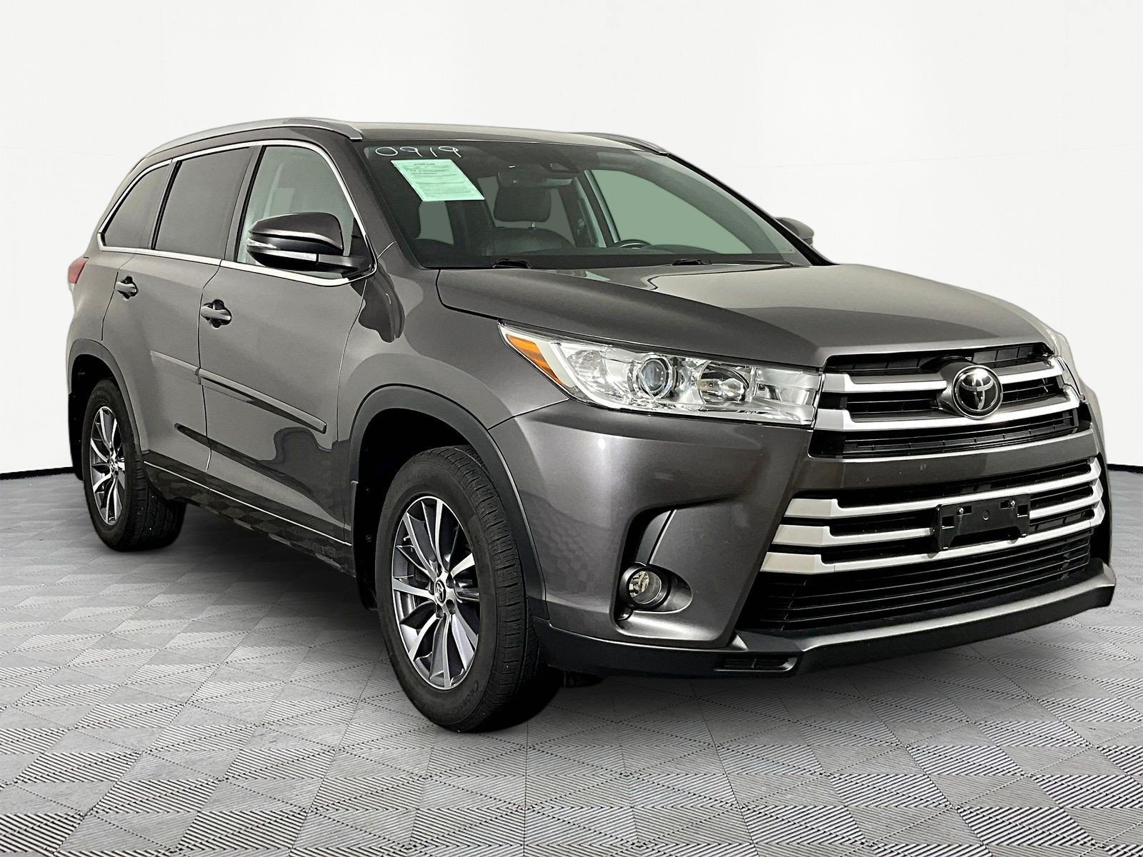 Used 2017 Toyota Highlander XLE AWD/4WD image 3