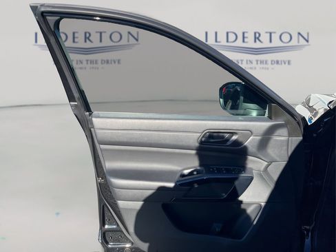 Used 2024 Nissan Pathfinder SV image 18