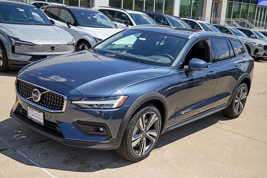 New 2026 Volvo V60 B5 Cross Country Plus w/ Climate Package AWD/4WD image 6