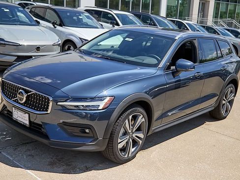 New 2026 Volvo V60 B5 Cross Country Plus w/ Climate Package AWD/4WD image 6