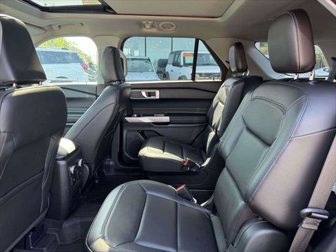 Used 2022 Ford Explorer XLT w/ Equipment Group 202A AWD/4WD image 14