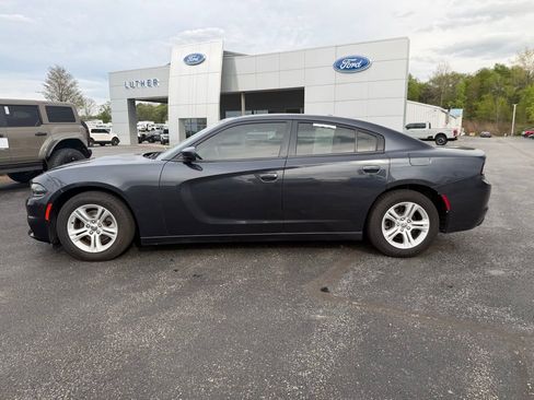 Used 2019 Dodge Charger SXT RWD image 2