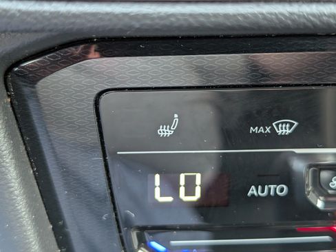 Used 2025 Volkswagen Taos SE AWD/4WD image 19