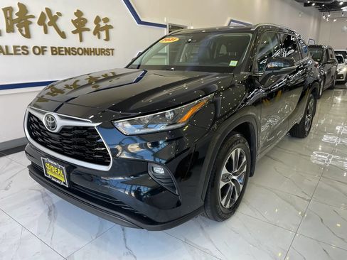 Used 2021 Toyota Highlander XLE AWD/4WD image 4