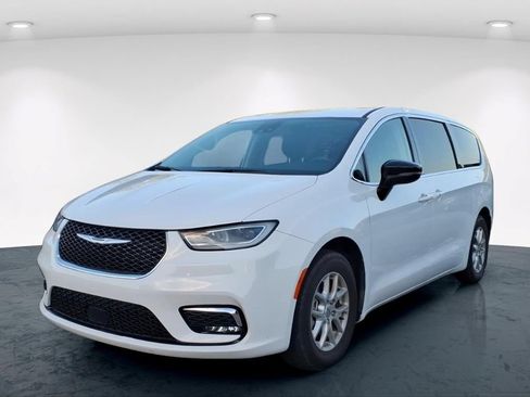 Used 2024 Chrysler Pacifica Touring-L FWD image 4
