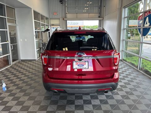 Used 2017 Ford Explorer XLT w/ Equipment Group 202A FWD image 5