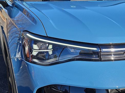 Certified 2025 Volkswagen Taos SEL image 11