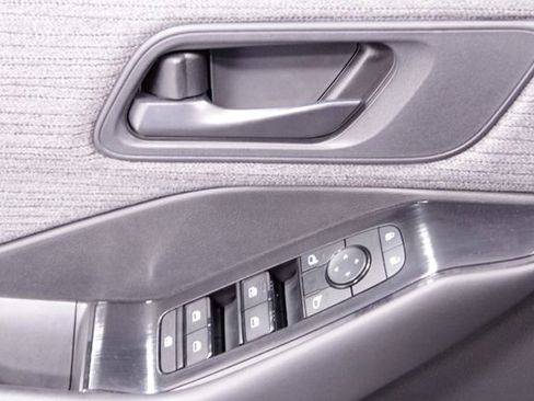 Used 2023 Nissan Rogue S image 21