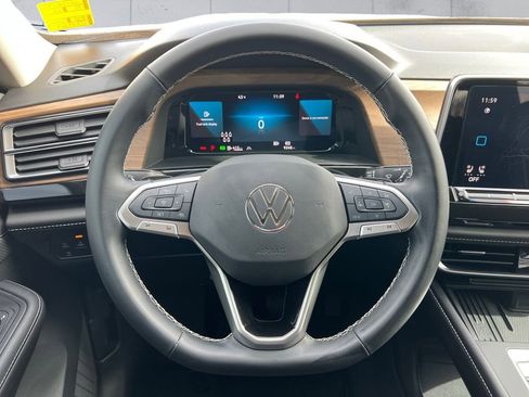 Used 2025 Volkswagen Atlas SE image 9