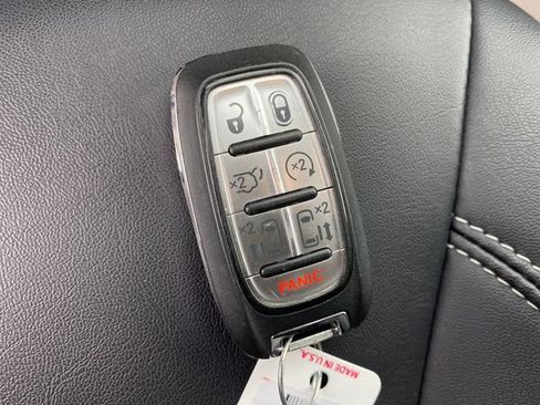 Used 2024 Chrysler Pacifica Touring-L FWD image 22