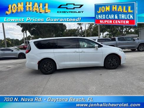 Used 2022 Chrysler Pacifica Touring-L w/ Uconnect Theater Family Group FWD image 11