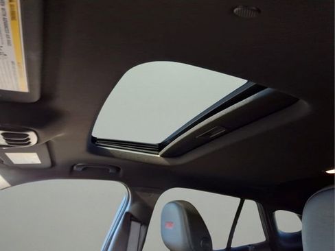 Used 2025 Chevrolet Trax RS w/ Sunroof Package FWD image 12