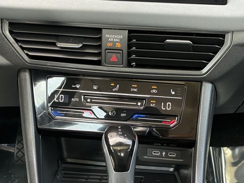 Used 2025 Volkswagen Jetta SE FWD image 14
