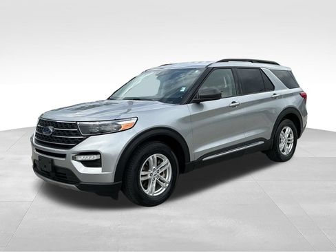 Used 2023 Ford Explorer XLT w/ Equipment Group 202A RWD image 2
