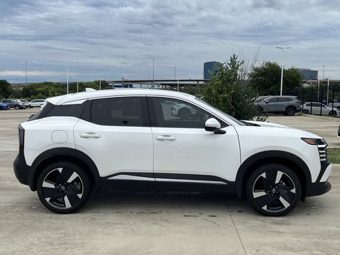 Used 2025 Nissan Kicks SR AWD/4WD image 3