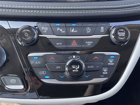 Used 2024 Chrysler Pacifica Touring-L image 26