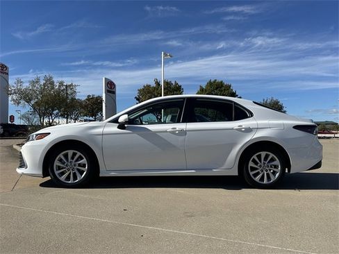 Used 2023 Toyota Camry LE image 2