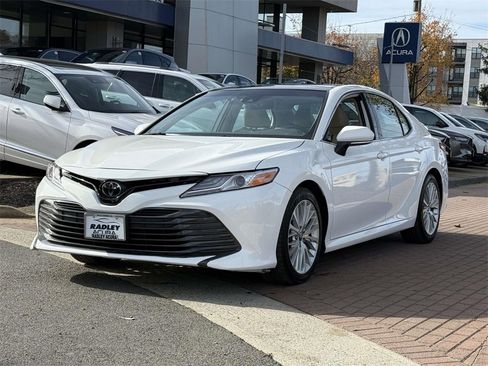 Used 2019 Toyota Camry XLE image 3
