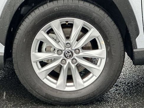 Used 2025 Toyota Corolla Cross LE image 30