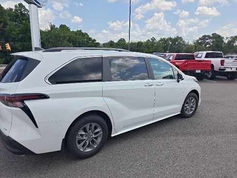 Used 2026 Toyota Sienna XLE FWD image 3