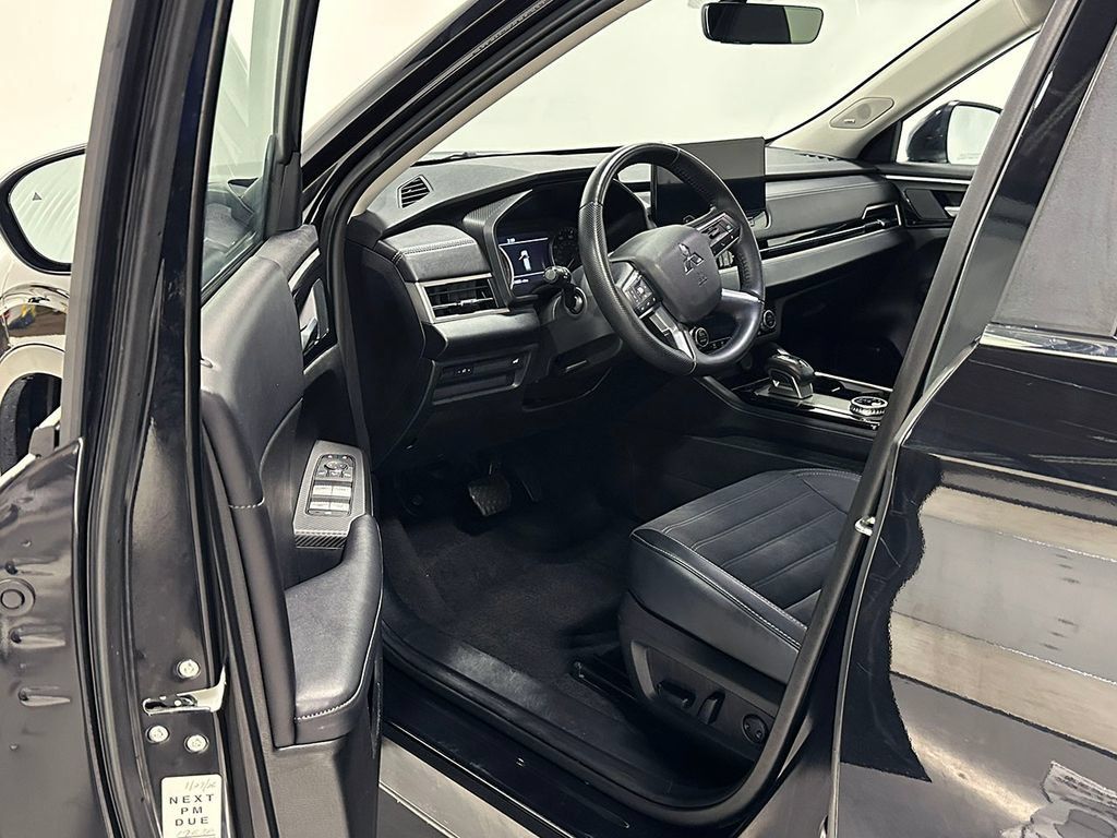Used 2025 Mitsubishi Outlander AWD image 20