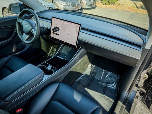 Used 2021 Tesla Model Y Long Range image 10