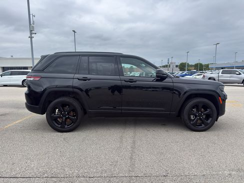 Used 2025 Jeep Grand Cherokee Limited w/ Black Appearance Package AWD/4WD image 3
