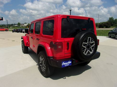 Used 2025 Jeep Wrangler Unlimited Sahara AWD/4WD image 4