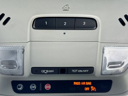 Used 2021 Chevrolet Traverse LT image 31