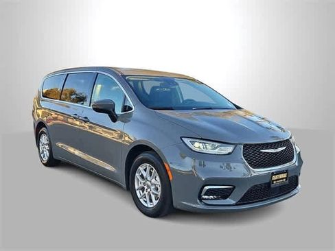 Used 2023 Chrysler Pacifica Touring-L image 2