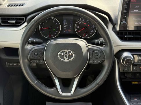 Used 2022 Toyota RAV4 XLE Premium image 28