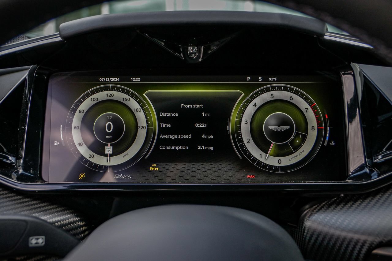 Used 2025 Aston Martin V8 Vantage Coupe RWD image 25