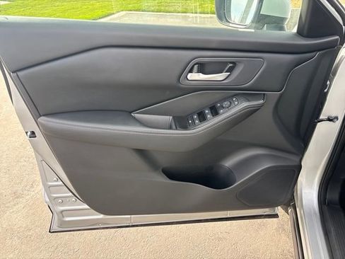 Used 2024 Nissan Rogue SV image 10