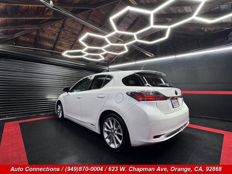 Used 2013 Lexus CT 200h w/ Premium Pkg w/Navigation FWD image 4
