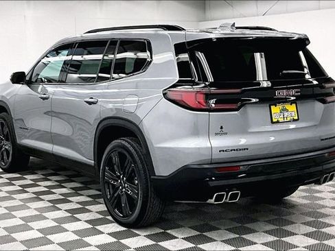 Used 2025 GMC Acadia Elevation w/ Elevation Premium Package image 3