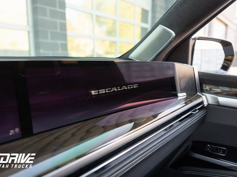 Used 2025 Cadillac Escalade Sport Platinum w/ LPO, ONYX Package image 36