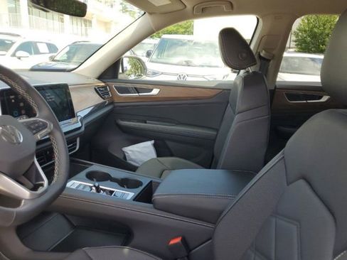 Certified 2025 Volkswagen Atlas SE FWD image 17