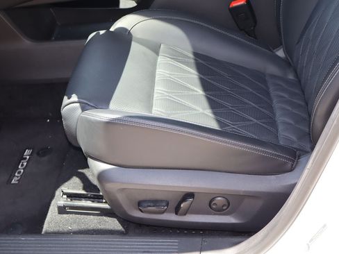 Used 2024 Nissan Rogue Platinum FWD image 15