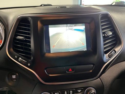 Used 2019 Jeep Cherokee Latitude Plus FWD image 28