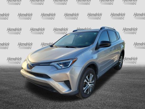 Used 2018 Toyota RAV4 LE FWD image 4