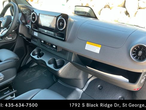 Used 2025 Mercedes-Benz Sprinter 2500 image 22